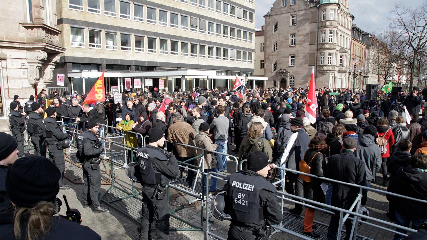 Vor dem Justizgebäude stellten sich rund 500 Gegendemonstranten den 150 AfD-Anhängern gegenüber.