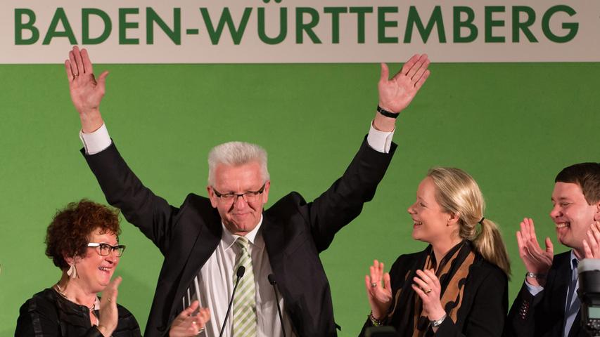 Der grüne Ministerpräsident von Baden-Württemberg, Winfried Kretschmann und seine Frau Gerlinde (l) stehen auf dem Podium und nehmen den Beifall entgegen.