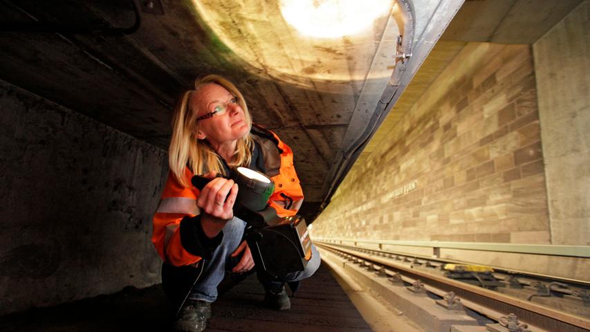 Auch ihre Kollegin, Bauingenieurin Christina Bröß ist mit ihnen in der Unterwelt unterwegs, um Risse oder undichte Stellen in den Tunneln fest zu stellen. Hier sitzt sie im Hohlraum unter dem Bahnsteig.