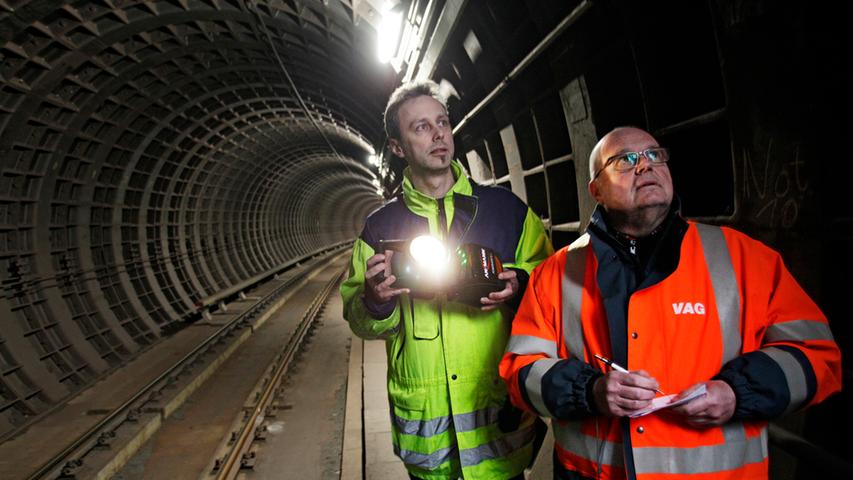 Natürlich nur mit ortskundiger Begleitung. In Nürnbergs U-Bahn-Röhren kennen sie sich aus: Bautechniker Klaus Friedrich (rechts) und Bauingenieur Michael Kohl inspizieren die U-Bahn-Tunnel.