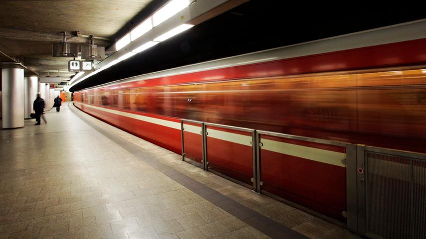 Die Nürnberger U-Bahn-Röhren sind für Fahrgäste ein Schauderort. Braust die U-Bahn doch aus dem Dunkeln mit bis zu 80 Stundenkilometern im engen Tunnel heran. Wir haben uns hinein gewagt.