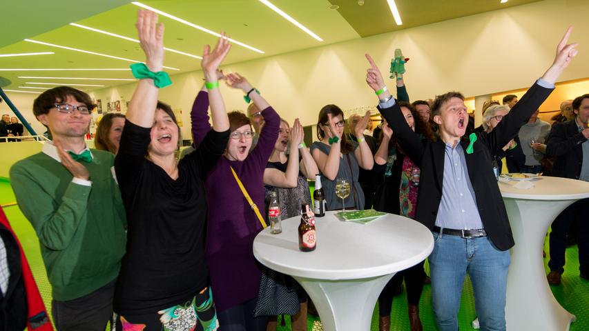 Die Grünen freut das Ergebnis: Jubel bricht nach den ersten Hochrechnungen am Wahlabend aus.