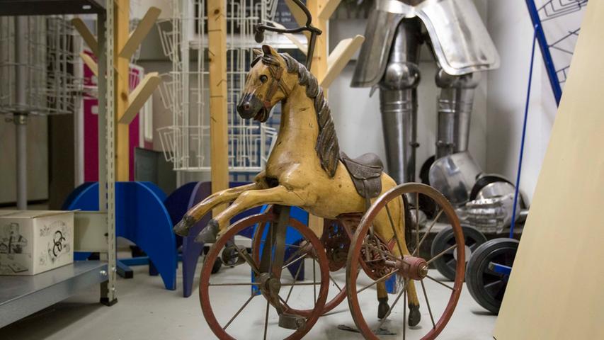 Im Keller des Spielzeugmuseums lagern viele Dinge aus vergangenen Ausstellungen - aber auch so manch nostalgische Rarität wie dieses Dreirad.