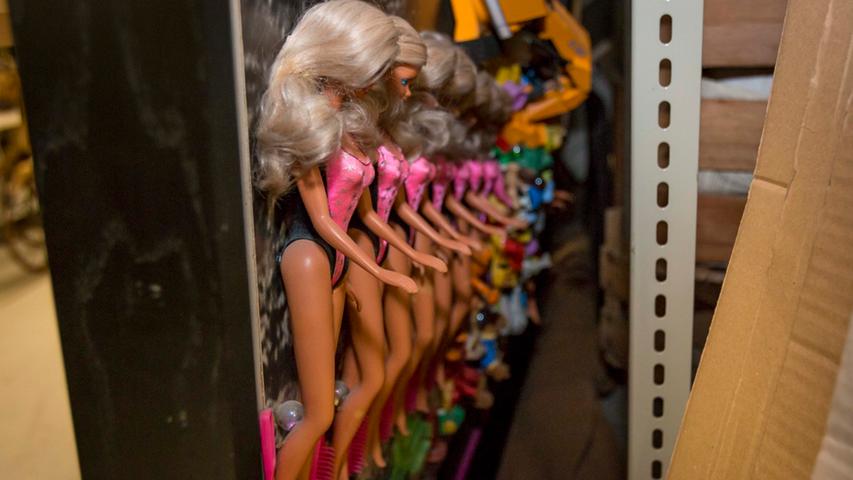 Relikte der großen Barbie-Schau. In Reih und Glied stehen die grazilen Püppchen im Keller.