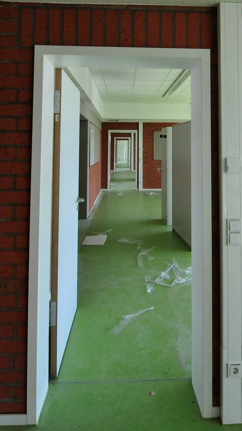 In den beiden oberen Etagen wurden außerdem die Klassenräume rund um die Aula durch zusätzliche Türen miteinander verbunden. Für den Fall eines Brandes wurde damit ein zusätzlicher Fluchtweg geschaffen.