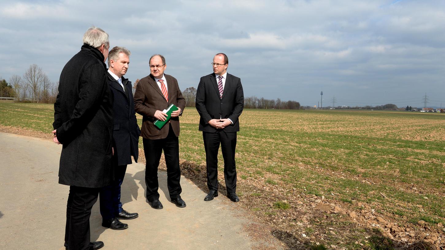 Vor kurzem erst hat sich  Landwirtschaftsminister Christian Schmidt aus Fürth beim Ortstermin mit Bürgermeister Kurt Krömer und seinen Stellvertretern über das Umgehungsprojekt informiert.