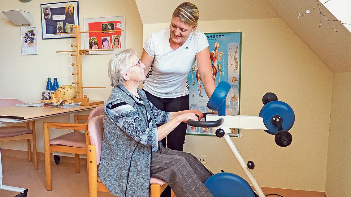 Physiotherapeutin Elke Ewe-Buchner vom Gesundheitszentrum hilft der 94-jährigen Hedwig Hammel bei der Krankengymnastik.