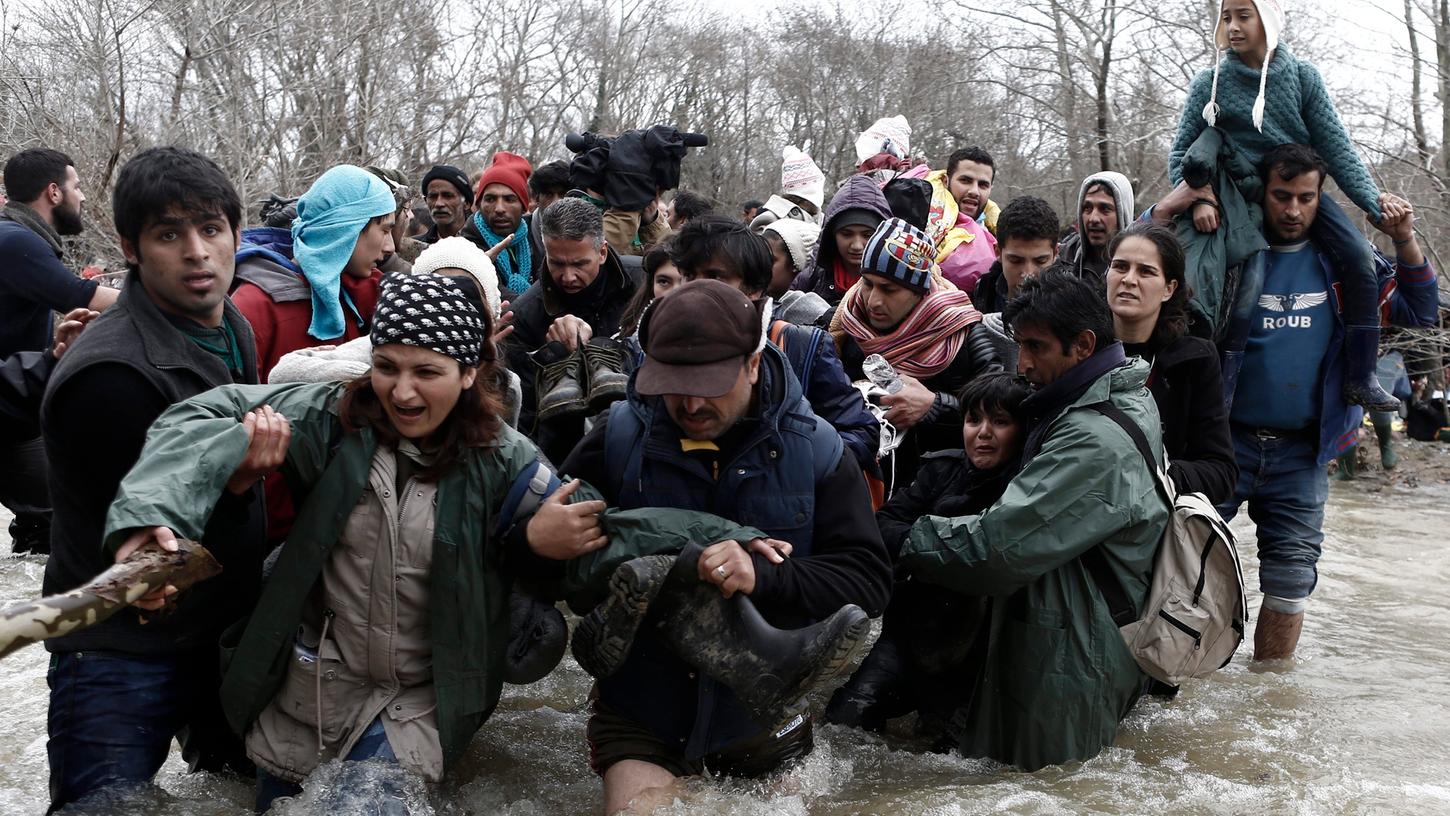 Hunderte Migranten aus dem Camp bei Idomeni an der mazedonischen Grenz versuchten am Montag den Grenzzaun zu umgehen und durch einen Grenzfluss nach Mazedonien zu gelangen.