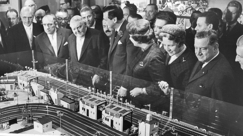 Auch auf der Spielwarenmesse 1963 ist Ludwig Erhard wieder zu Gast - acht Monate, bevor er nach Adenauers Rücktritt der zweite Kanzler der Bundesrepublik wird.