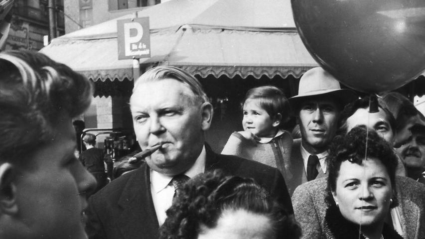 Zwei Monate später, im Oktober 1953, lässt sich Erhard - natürlich mit der obligatorischen Zigarre - auf der Fürther Kirchweih ablichten.