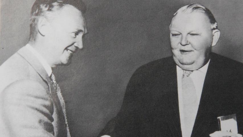 Wilhelm Schaeffler spricht mit Bundeswirtschaftsminister Ludwig Erhard. Der ältere der beiden Schaeffler-Brüder verstarb 1981 im Alter von 73 Jahren.