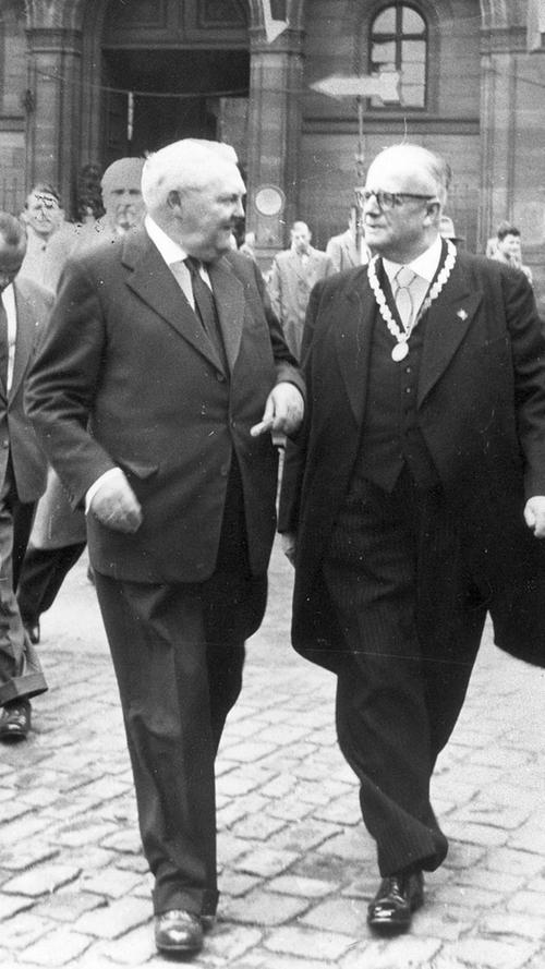 Erneut ist Erhard 1957 in Fürth zu Gast, hier vor  dem Rathaus mit Oberbürgermeister Hans Bornkessel.