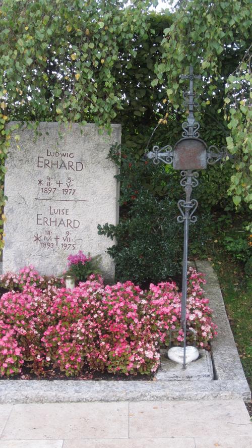 1977 stirbt Ludwig Erhard. Die letzte Ruhe findet er auf dem Bergfriedhof in Gmund am Tegernsee.