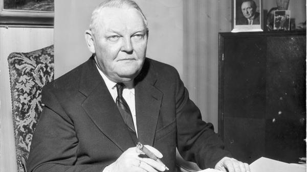 Der gebürtige Fürther (CDU) war unter Adenauer Wirtschaftsminister und brachte die Deutsche Mark mit auf den Weg. Er gilt als Vater der sozialen Marktwirtschaft und des deutschen Wirtschaftswunders. Der zweite Kanzler der Bundesrepublik trat gerne mit Zigarre auf, sie wurde zu seinem Markenzeichen. Erhards Zeit als Kanzler war kurz: Er trat nach drei Jahren zurück, weil er sich in seiner Partei nicht mehr durchsetzen konnte.