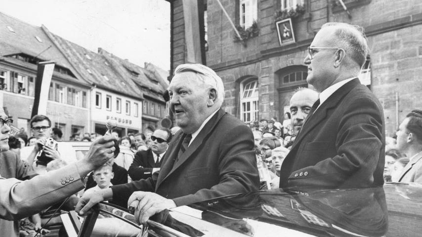 Als Regierungschef gilt Erhard zunächst eher als eine Art Zwischenlösung, viele trauen ihm den Kanzlerposten nicht zu. Im September 1965 macht er Wahlkampf - auch im hiesigen Langenzennn.