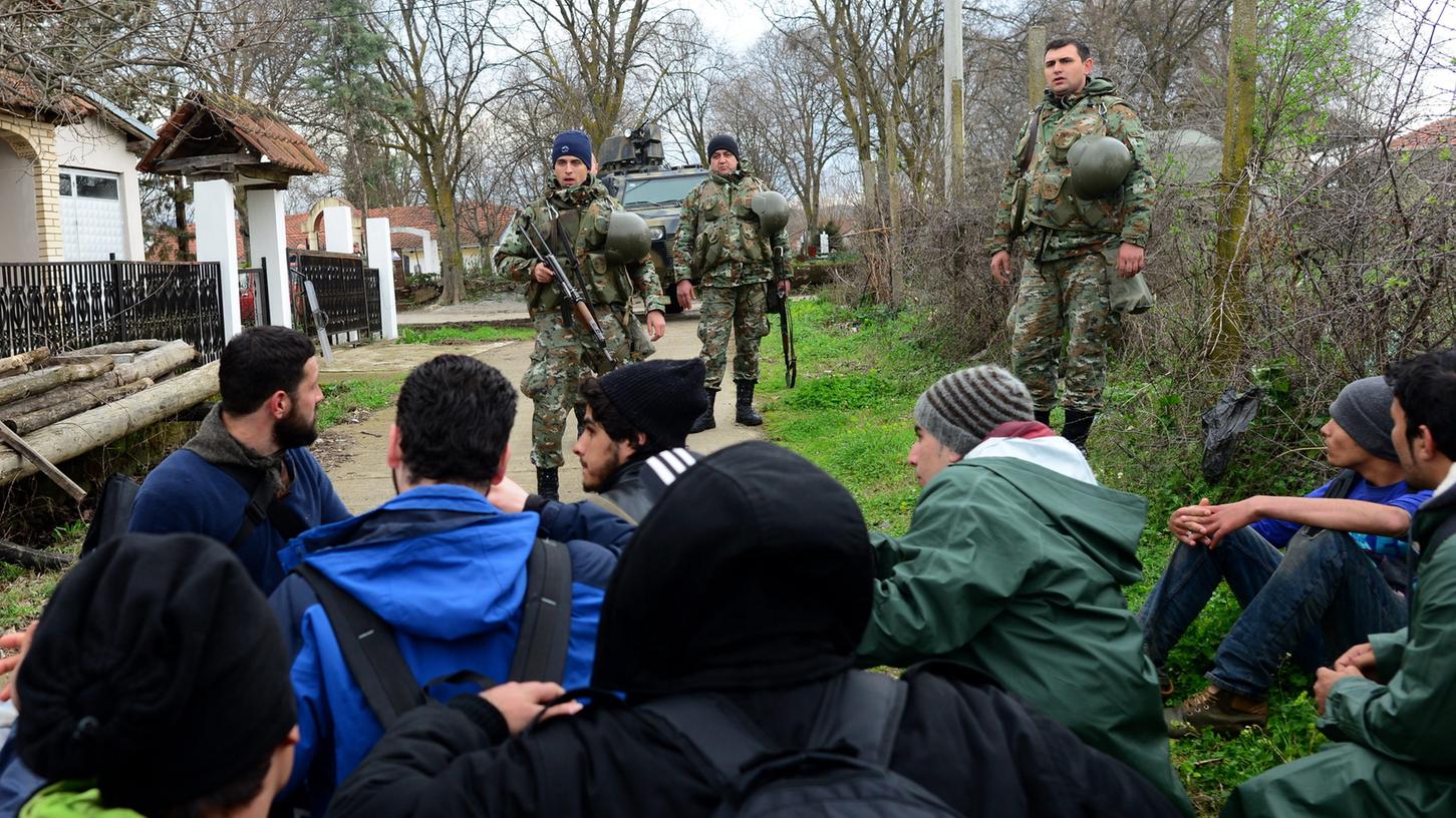 Die Hoffnung währte nur kurz. Nachdem einige Hundert Migranten am Montag den Grenzzaun umgangen hatten, wurden sie am Dienstag vom mazedonischen Militär wieder zurück geschickt.