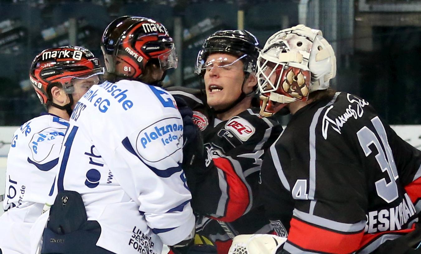 In Iserlohn geht es heiß zur Sache. Das wussten die Ice Tigers eigentlich schon vor ihrem ersten Viertelfinal-Match am Seilersee (Archivbild).