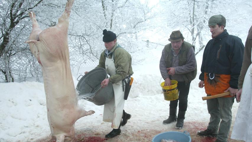 Pelchenhofen 2002: Das  Dorfschwein wird geschlachtet