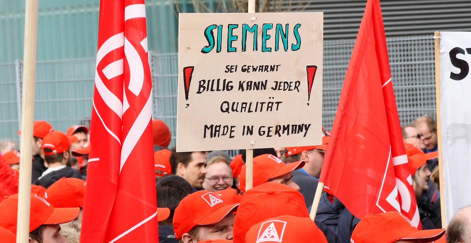 Siemens-Beschäftigte haben am Freitag in Nürnberg gegen den geplanten Arbeitsplatzabbau beim Elektrokonzern protestiert.