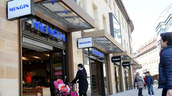 Das Erlanger Schuhhaus Mengin hat beim Amtsgericht Fürth eine Sanierung in Eigenverwaltung angemeldet. Das Sanierungskonzept enthielt die Konzentration auf die rentabelsten Ladengeschäfte. Die ertragsschwächeren Filialen in Nürnberg, Neumarkt, Fürth, Hof, Schweinfurt und Regensburg sowie eine von drei Filialen in Erlangen wurden aufgelöst.