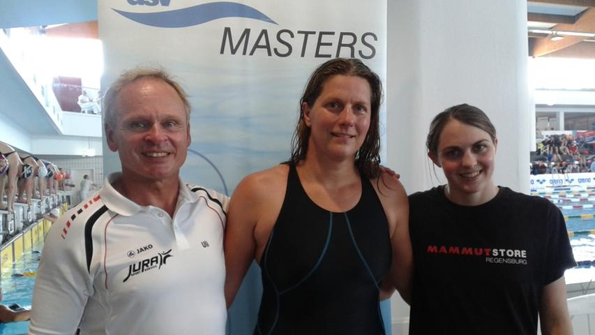 ASV-Schwimmerin Sabine Braun (r.) gewann bei den Deutschen Meisterschaften der Masters zwei Bronzemedaillen.