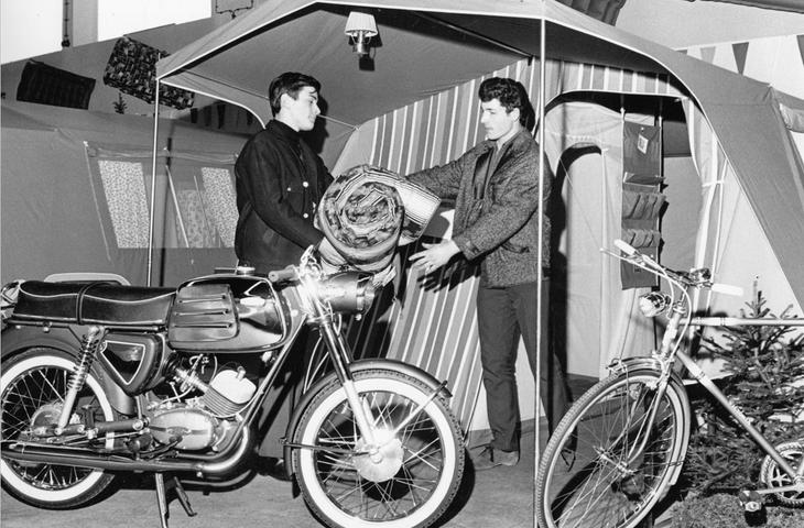 Egal ob Fahrrad oder Motorrad: vor dem Zelt hat beides bequem Platz.  Hier geht es zum Artikel vom 20. März 1966: Der "Flirt" mit dem Zweirad.
