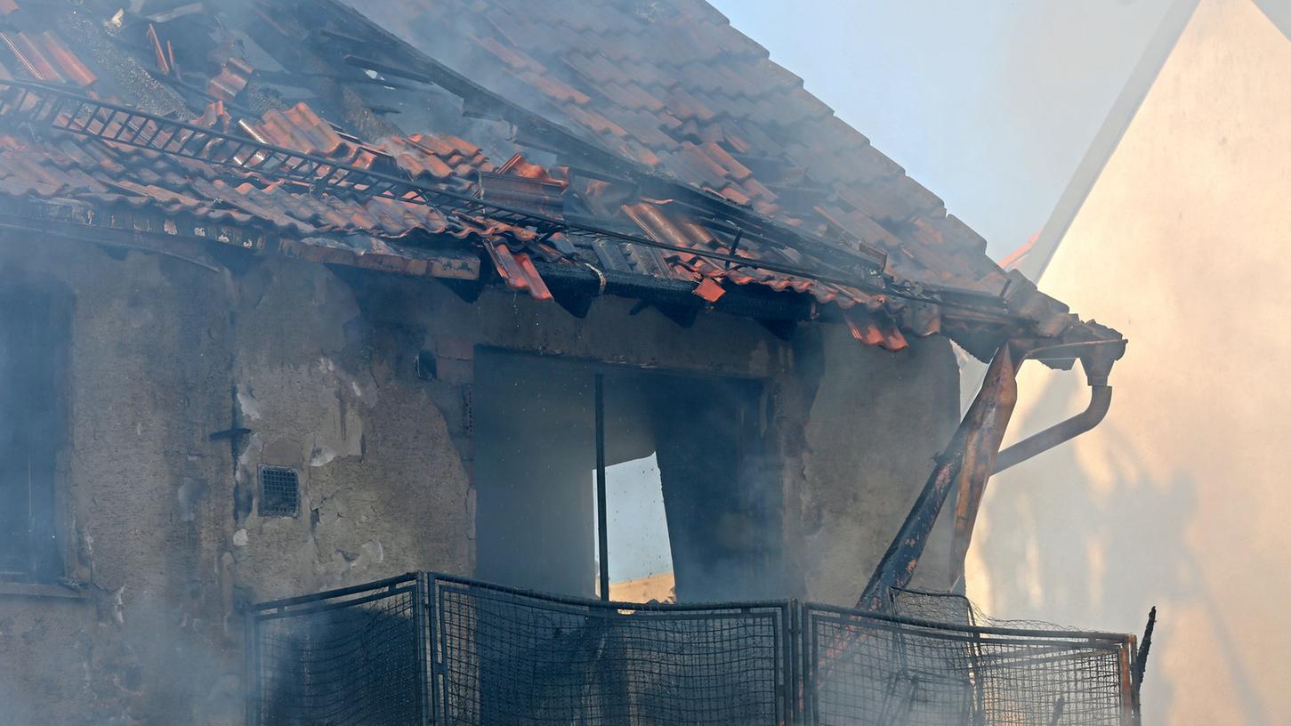 In Priesendorf zerstörten Flammen ein Wohnhaus mit angebauter Werkstatt. Der Sachschaden ist immens, das Haus unbewohnbar.