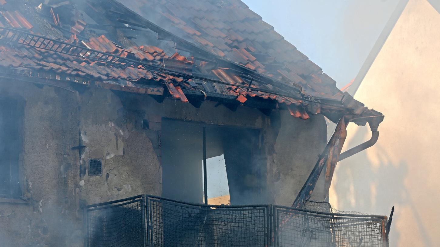 In Priesendorf zerstörten Flammen ein Wohnhaus mit angebauter Werkstatt. Der Sachschaden ist immens, das Haus unbewohnbar. In Priesendorf zerstörten Flammen ein Wohnhaus mit angebauter Werkstatt. Der Sachschaden ist immens, das Haus unbewohnbar.