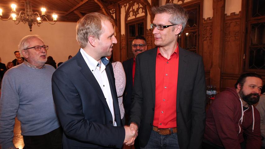 Ulrich Schürr (li.) und Uwe Kirschstein beim Handshake: Schürr erreicht gut 34 Prozent der Stimmen, Kirschstein gut 28.