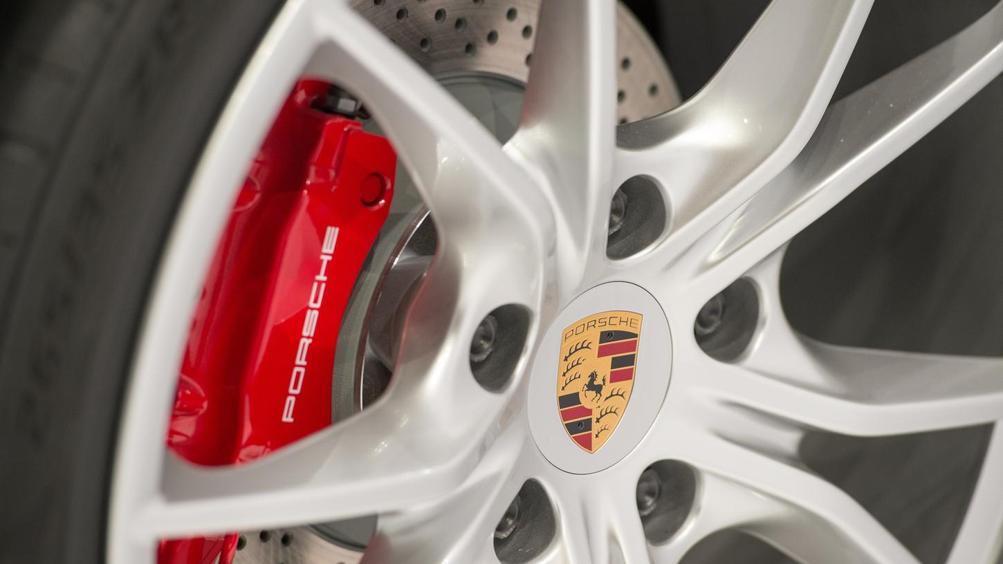 Beim Autobauer Porsche wurden im Zuge des Abgasskandals Razzien durchgeführt.