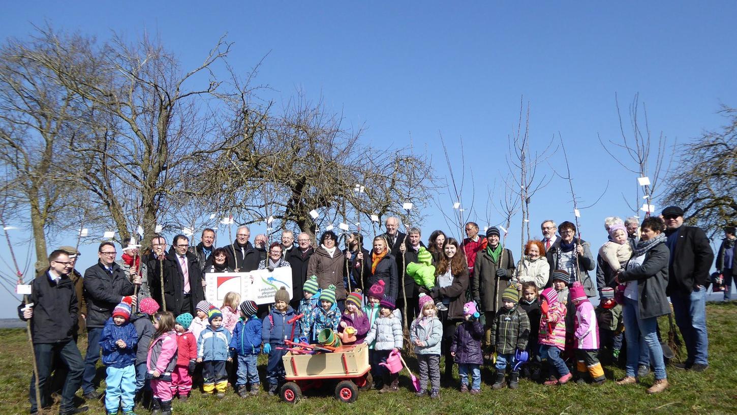 Die Mitglieder des Bezirkstags pflanzten zusammen mit den Kindern des Kindergartens Westheim 30 Obstbäume zum 30-jährigen Jubiläum des Landschaftspflegeverbands.