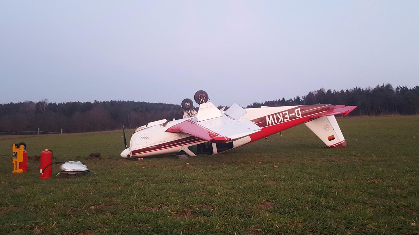Ein 54-jähriger Pilot musste sein einmotoriges Flugzeug notlanden. Dabei überschlug sich die Maschine.