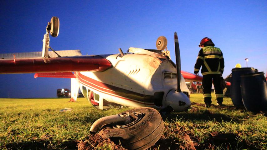 Nach Notlandung bei Coburg: Kleinflugzeug bleibt auf Dach liegen