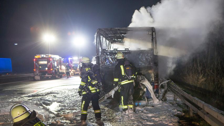 Vollsperre: Reisebus auf der A3 ausgebrannt