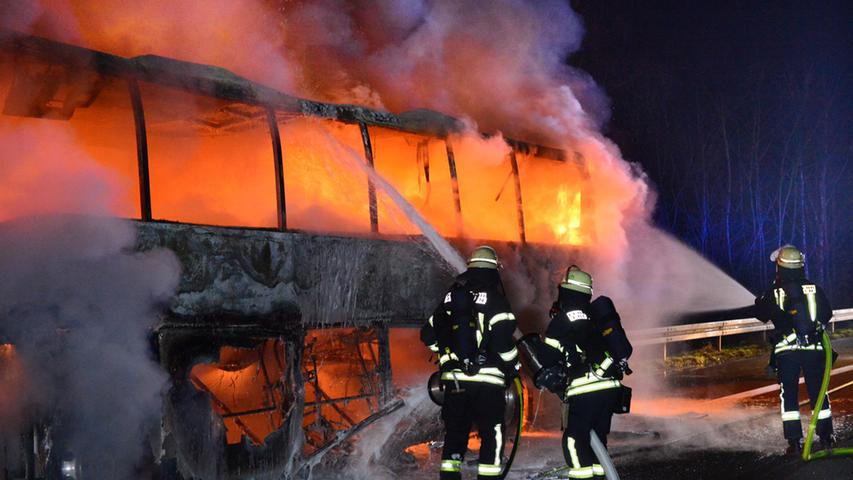 Vollsperre: Reisebus auf der A3 ausgebrannt