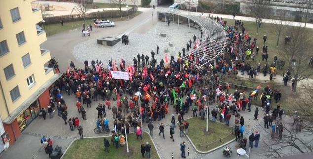Lautstarker Protest gegen zwei Dutzend Rechte vor SPD-Haus