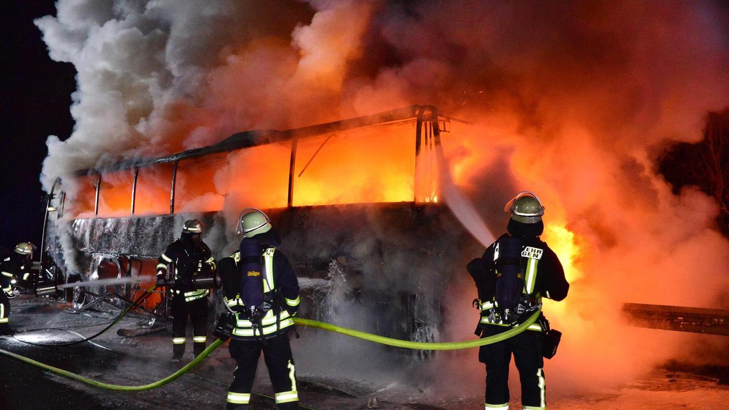 A3 bei Tennenlohe: Reisebus ging in Flammen auf