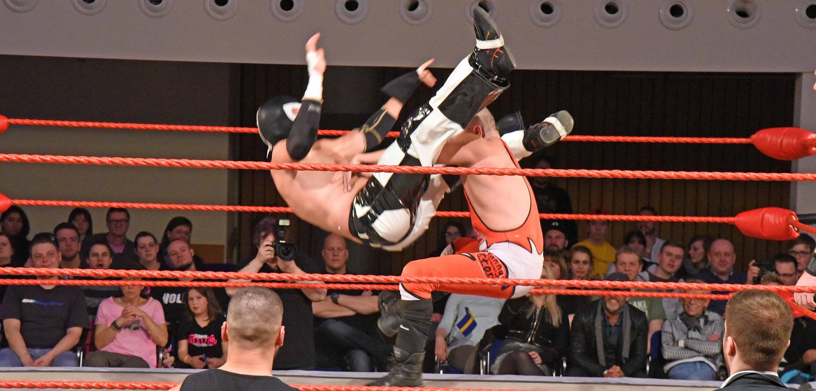 Nicht gerade zimperlich ging es beim zehnjährigen Wrestling-Jubiläum im Schwabacher Markgrafensaal zu.