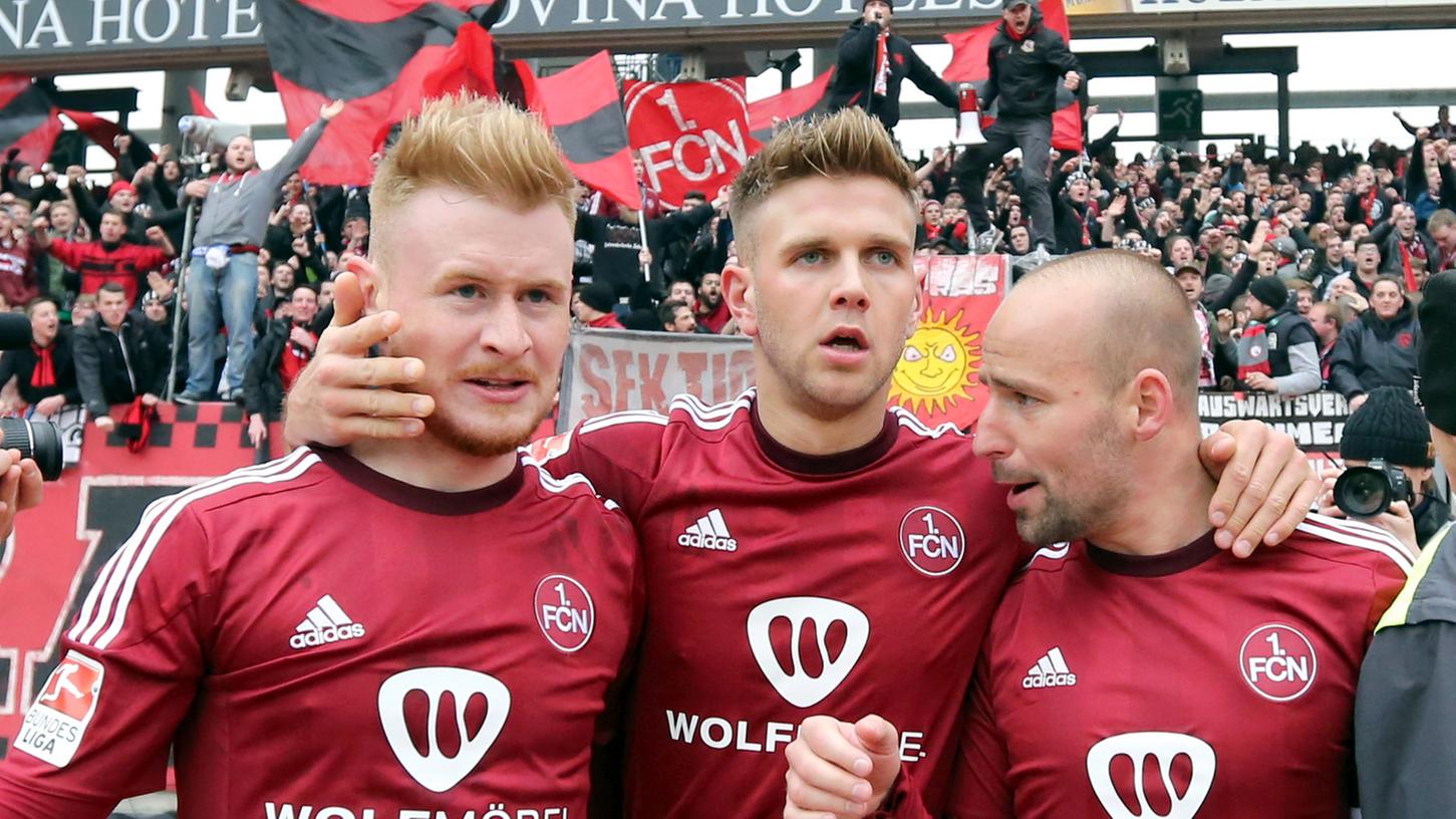 Die drei Tnöre vor der Nordkurve: Sebastian Kerk, Niclas Füllkrug und Miso Brecko feiern den Sieg mit den Fans.