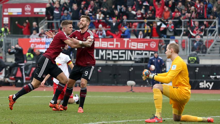 Aktuell bemüht sich der Club ins Bundesliga-Oberhaus zurückzukehren, dorthin wo sich der FCN am wohlsten fühlt. Die Saison 2015/16 war dabei eine äußerst vorzeigbare. Besonders in der Rückrunde reihte der Club einen Erfolg an den nächsten - gleichbedeutend mit neuen Gute-Laune-Serien in der Geschichte von Nürnbergs Lieblingsverein. In der Relegation gegen Frankfurt platze dann jedoch der Traum von der Rückkehr in Deutschlands Eliteklasse.