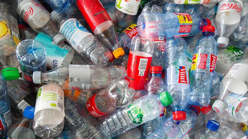 13 mal von der Erde bis zum Mond: So weit reichen die Einwegtrinkflaschen eines Jahres aus Deutschland übereinandergestapelt. Pro Minute werden weltweit fast eine Million Getränkeflaschen aus Kunststoff verkauft.