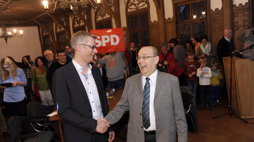 Der zurückgetretene Bürgermeister Franz Stumpf (re., CSU) gratuliert seinem Nachfolger Kirschstein.