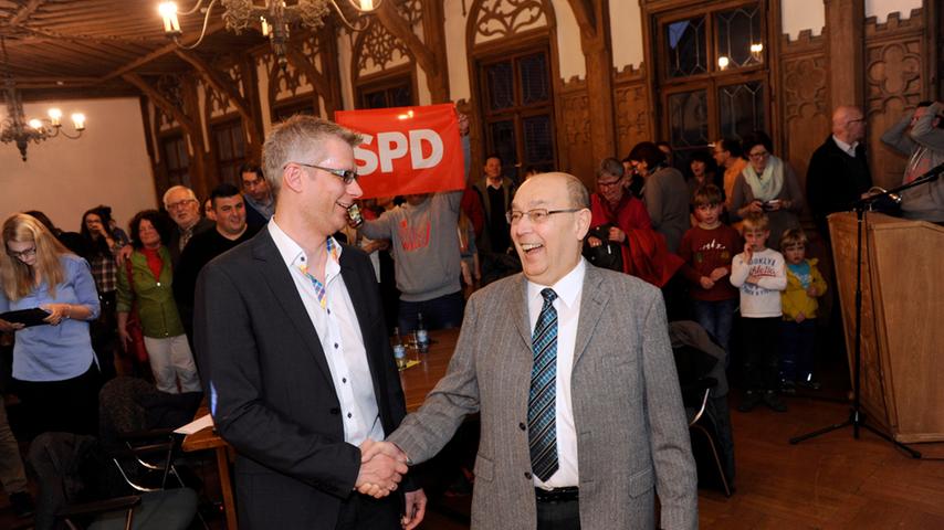 Der scheidende Oberbürgermeister Franz Stumpf (re., CSU), gratuliert seinem Nachfolger. "Der Wähler hat entschieden, das muss man jetzt so akzeptieren", sagt Stumpf.