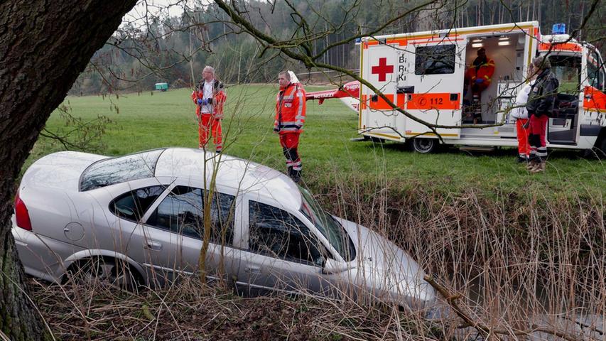 Ab in die Steinach: Opel-Fahrer verliert Kontrolle über seinen Wagen