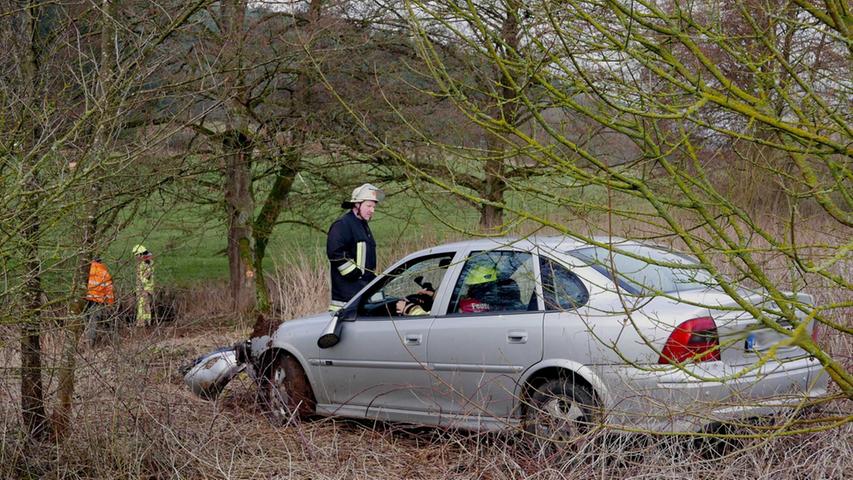 Ab in die Steinach: Opel-Fahrer verliert Kontrolle über seinen Wagen