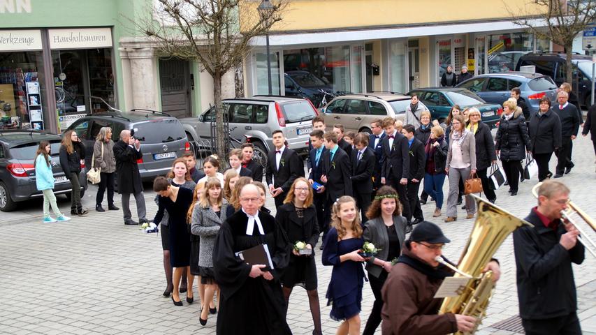 Auf dem Weg ins Gotteshaus: Angeführt vom Posaunenchor zogen die Gunzenhäuser Konfirmanden über den Marktplatz zur Stadtkirche.