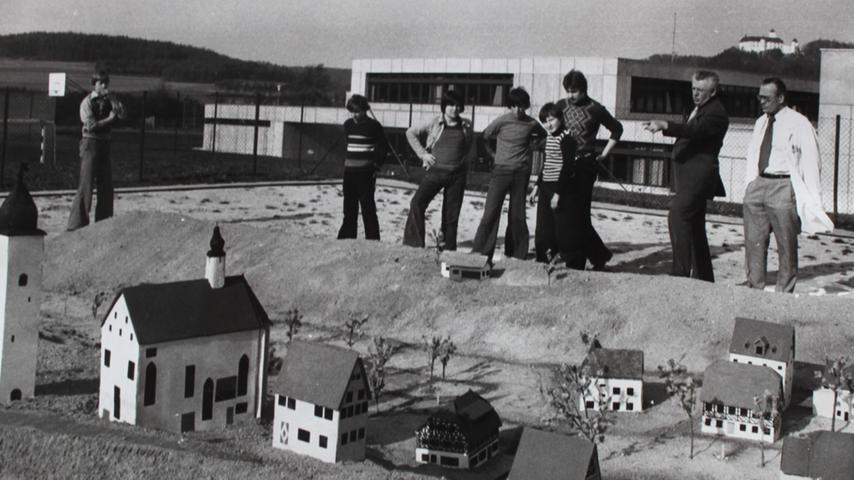 Wie soll Heiligenstadts Ortskern künftig aussehen? In den 70er Jahren planen Schüler im Sandkasten.