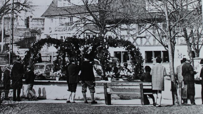 So sah der Osterbrunnen 1977 aus. 1984 wurde er verlegt, an seiner Stelle steht heute das Kriegerdenkmal.