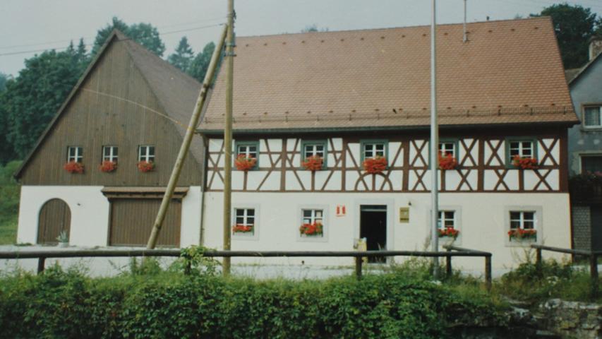 Das Oertelshaus ist saniert und die dazugehörige Scheune ist wieder aufgebaut. 1976 hatte die Gemeinde das Anwesen übernommen. Viele der Entscheidungen aus den 70ern prägen heute das Bild des Ortes.