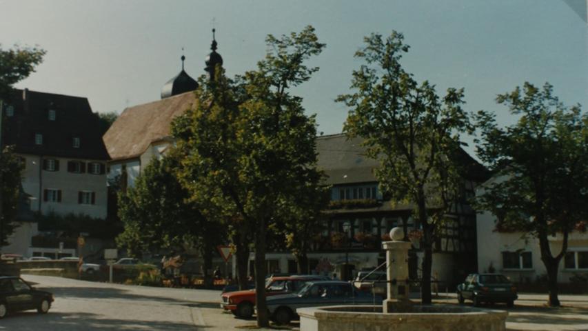 Der Marktplatz 1985, ein Jahr zuvor wurde der Brunnen versetzt und in Gedenken an den Altbürgermeister Johann-Daum-Brunnen genannt.